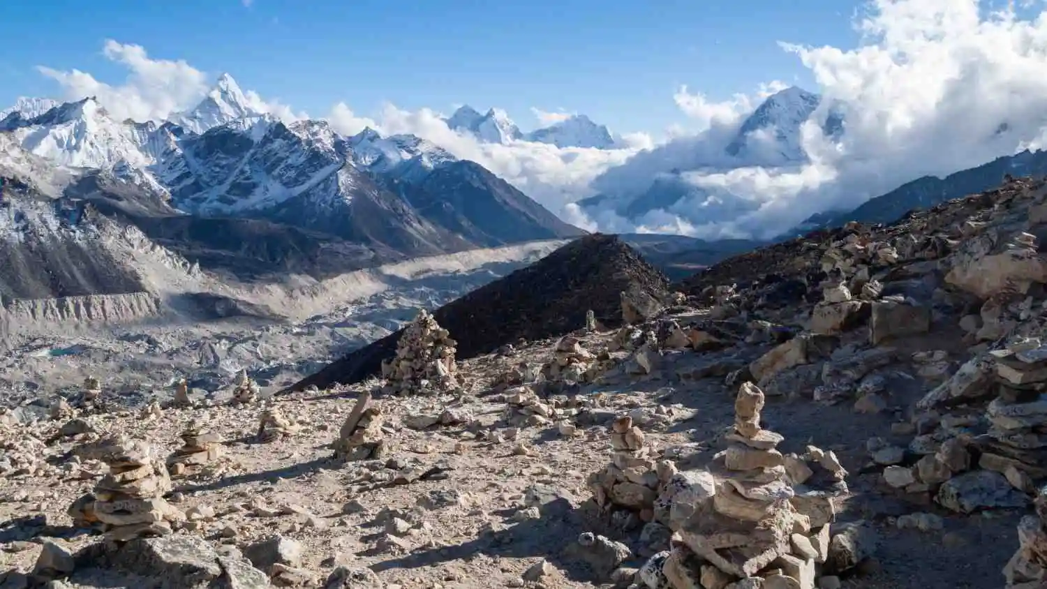 symbol of tribute to the dead of Everest