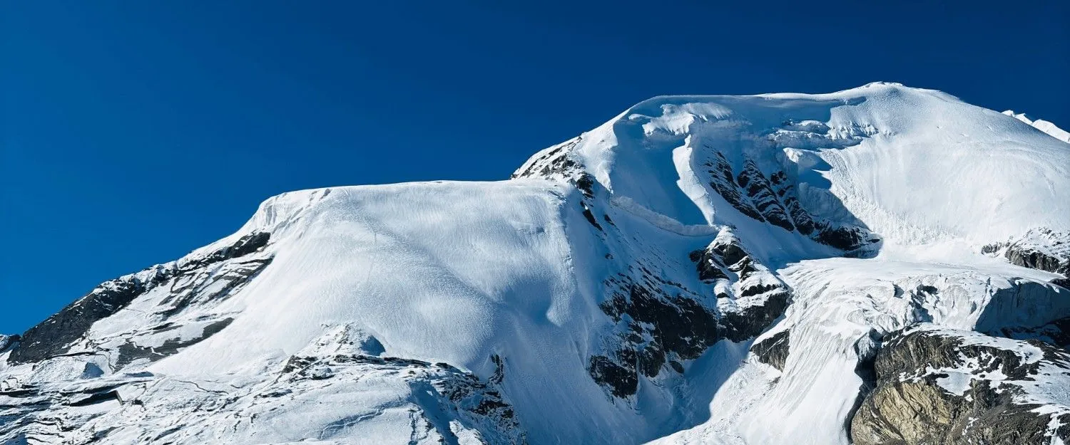 Close-up view of a snow-covered Himalayan ridge on the 10-Day Annapurna Circuit Trek, Nepal